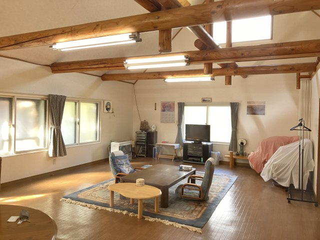 温泉と大自然が待つ、奥春別の憧れ別荘♪の居間・リビング|木のぬくもりを感じる、開放的なリビングです◎