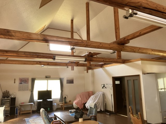 温泉と大自然が待つ、奥春別の憧れ別荘♪の居間・リビング|木の梁がアクセントの、明るく広々とした空間です♪