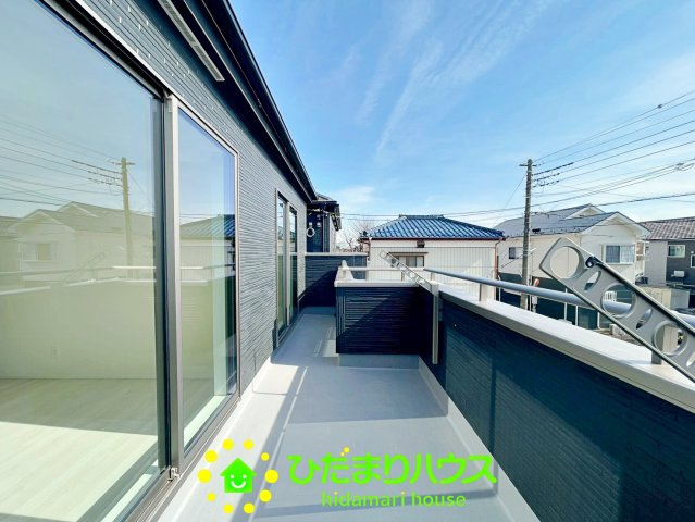 久喜市青葉５期　新築一戸建て　01　グラファーレデザイン　のバルコニー