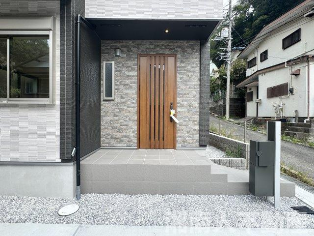 鎌倉市玉縄２丁目５０５新築戸建ての玄関|落ち着いた玄関です