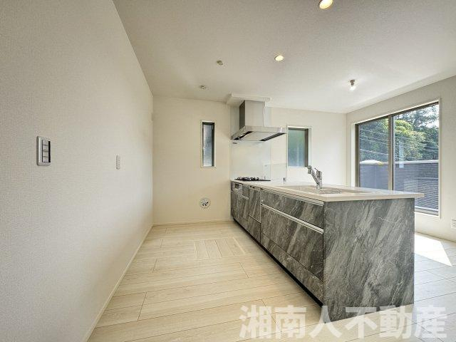 鎌倉市玉縄２丁目５０５新築戸建ての居間・リビング|ゆったり過ごせるリビングです