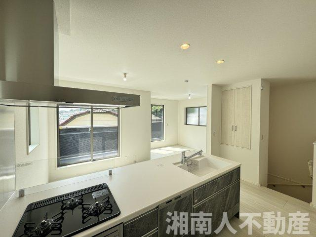 鎌倉市玉縄２丁目５０５新築戸建ての居間・リビング|ゆったりとした居間です