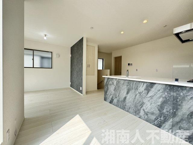 鎌倉市玉縄２丁目５０５新築戸建ての居間・リビング|おしゃれな居間です