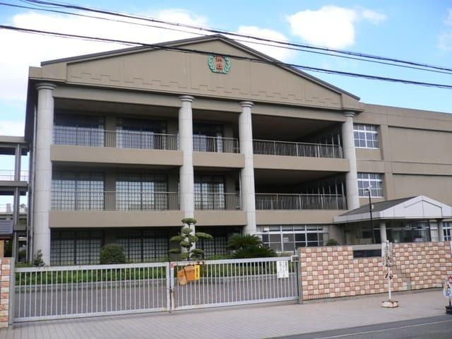 加古川市加古川町中津　建築条件なし売地の周辺|【加古川市立氷丘小学校】
徒歩13分。学校教育目標は「人間性豊かな氷丘っ子の育成－自ら学び　辛抱強く努力する　心豊かな子－」。校庭の楠木をシンボルツリーになっています。