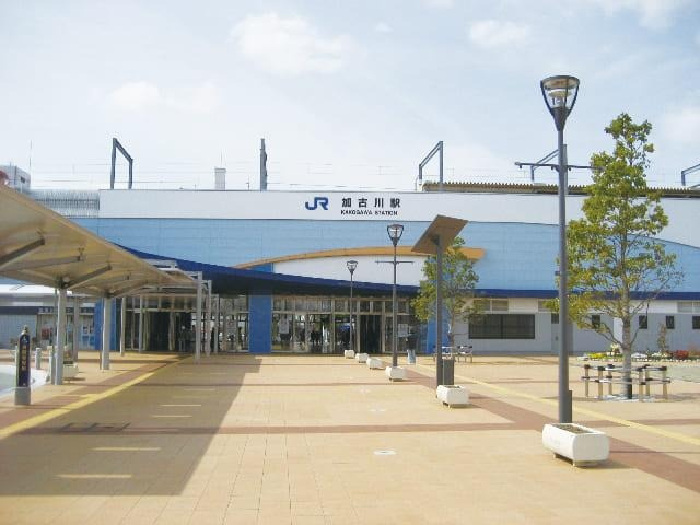 加古川市加古川町中津　建築条件なし売地の周辺|【JR加古川線「加古川」駅】
徒歩26分。JR山陽本線とJR加古川線の接続駅です。中央改札を出てすぐ、カフェやスーパーマーケット、クリニックなどが入った「ビエラ加古川」があります。