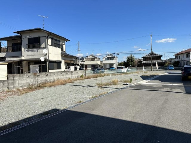 加古川市加古川町中津　建築条件なし売地の前面道路含む現地写真|【前面道路含む現地写真】
周囲には既に住宅などの建物が建っているため、窓の位置や実際の日当たり等を事前に考慮したプランニングが可能。周辺は静かな住宅街で、ゆったりとした環境でのびのびと子育てができます