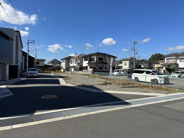 加古川市加古川町中津　建築条件なし売地の外観|【現地土地写真】
幼稚園や小学校が徒歩15分圏内、スーパー・ドラッグストアが徒歩10分圏内に揃う住環境。周辺は低層住宅の建ち並ぶ、第一種低層住居専用地域に位置します。