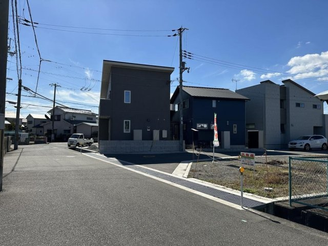 加古川市加古川町中津　建築条件なし売地の前面道路含む現地写真|【前面道路含む現地写真】
約4.3mの公道です。車1台分がゆとりをもって通行できる幅がございます。