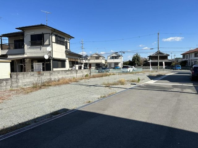 加古川市加古川町中津　建築条件なし売地の外観|【現地土地写真】
約6.0mの私道です。前面道路との高低差はほとんどなく、車の出し入れもスムーズです。