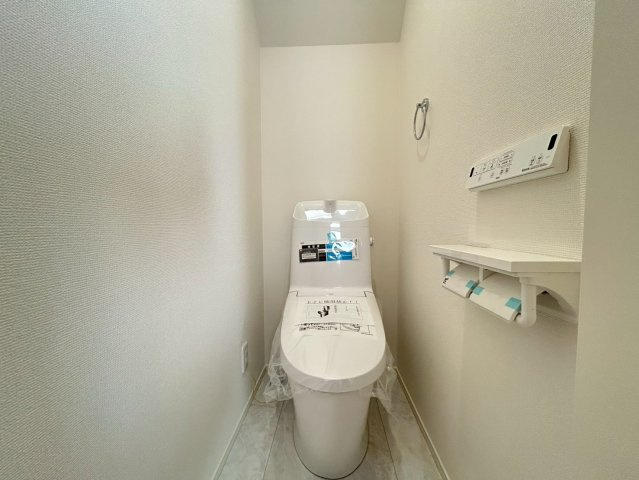 中野区沼袋2丁目　新築戸建　全2棟のトイレ|ウォシュレット付きのトイレはいつも快適！

現地ご見学希望・資料請求などお気軽にお問い合わせ下さい！
03-5990-5201