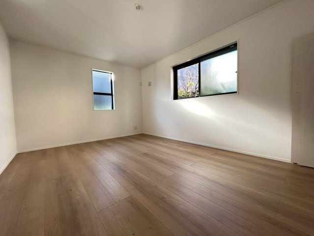 中野区沼袋2丁目　新築戸建　全2棟の洋室|全居室２面採光のため、日差しが差し込む明るいお部屋です！

現地ご見学希望・資料請求などお気軽にお問い合わせ下さい！
03-5990-5201