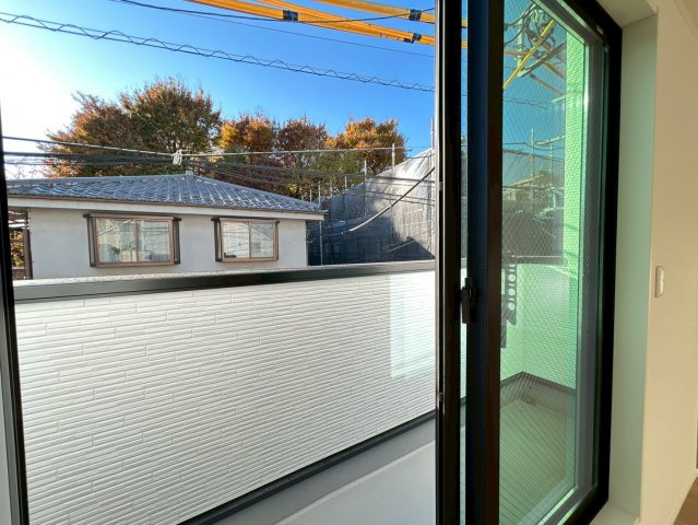 中野区沼袋2丁目　新築戸建　全2棟のバルコニー|バルコニーが西向きのため、陽の当たる時間が長く冬でも暖か！

現地ご見学希望・資料請求などお気軽にお問い合わせ下さい！
03-5990-5201