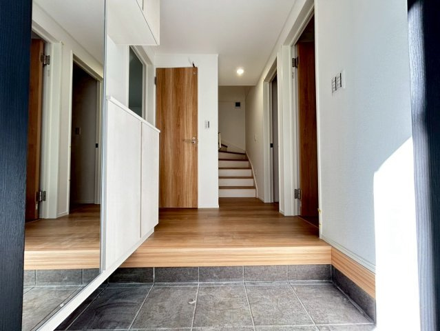 中野区沼袋2丁目　新築戸建　全2棟の玄関|お出かけ前の身だしなみチェックに役立つ鏡と収納完備の玄関です。

現地ご見学希望・資料請求などお気軽にお問い合わせ下さい！
03-5990-5201