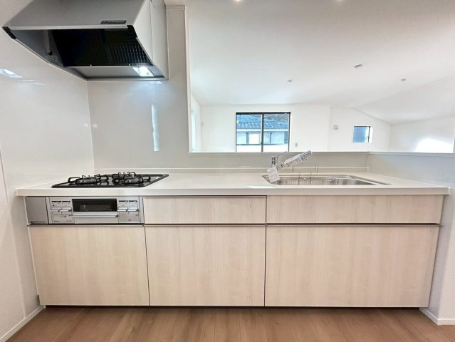 中野区沼袋2丁目　新築戸建　全2棟のキッチン|ご家族と会話を楽しみながらお料理ができる対面式キッチン。

現地ご見学希望・資料請求などお気軽にお問い合わせ下さい！
03-5990-5201