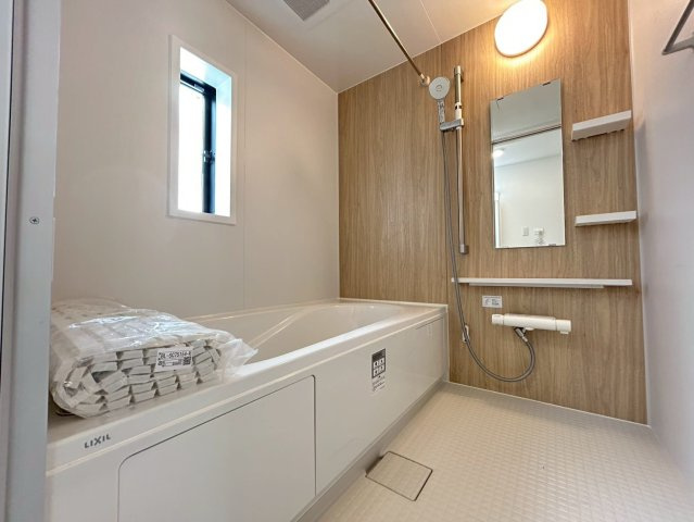 中野区沼袋2丁目　新築戸建　全2棟の浴室|浴室乾燥機付きのため、雨の日の洗濯物干しやカビの予防にも役立ちます。

現地ご見学希望・資料請求などお気軽にお問い合わせ下さい！
03-5990-5201