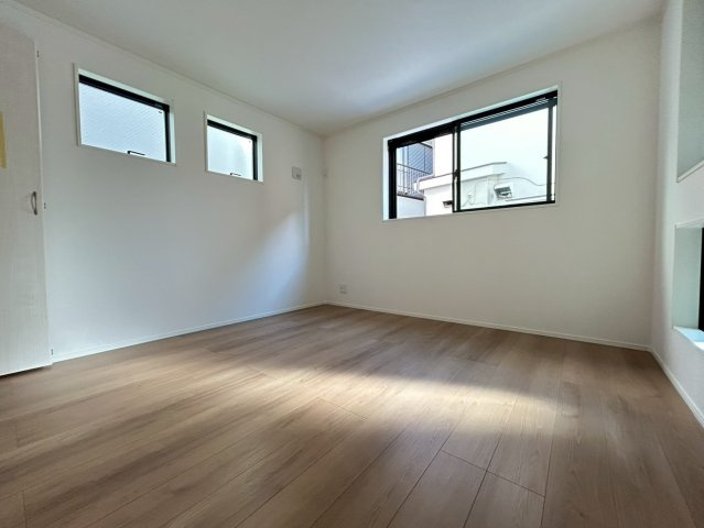 中野区沼袋2丁目　新築戸建　残1棟の洋室|高い位置に窓があるため、机やベッドなど家具のレイアウトがしやすいお部屋です。（1号棟）

現地ご見学希望・資料請求などお気軽にお問い合わせ下さい！
03-5990-5201