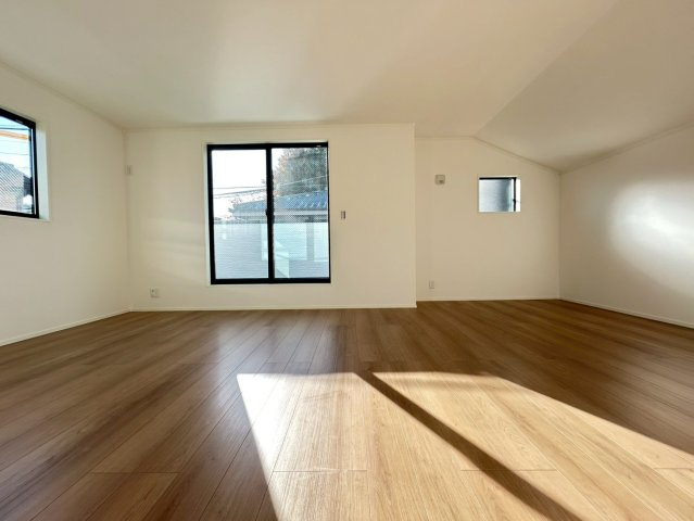 中野区沼袋2丁目　新築戸建　残1棟の居間・リビング|のびやかに広がるリビングは、一年を通して爽やかな光と風に癒される家族のなごみ空間。（1号棟）

現地ご見学希望・資料請求などお気軽にお問い合わせ下さい！
03-5990-5201