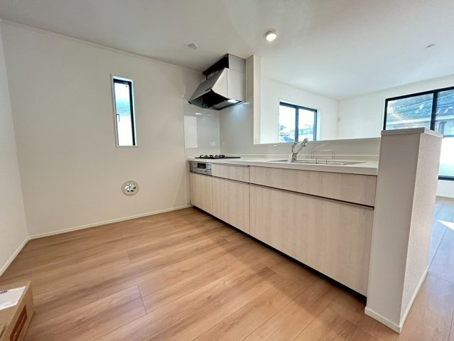 中野区沼袋2丁目　新築戸建　残1棟のキッチン|横一列にシンクとコンロをまとめたシンプルなシステムキッチン。動きやすさが魅力です！（1号棟）

現地ご見学希望・資料請求などお気軽にお問い合わせ下さい！
03-5990-5201