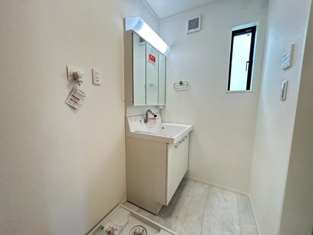 中野区沼袋2丁目　新築戸建　残1棟の独立洗面台|三面鏡の裏には収納が付いているため、スムーズに身支度が完了します！（1号棟）

現地ご見学希望・資料請求などお気軽にお問い合わせ下さい！
03-5990-5201