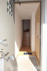 柏崎市西港町のアパートの玄関