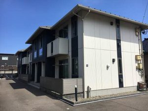 柏崎市西港町のアパートのエントランス