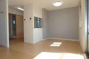 柏崎市西港町のアパートの居間・リビング