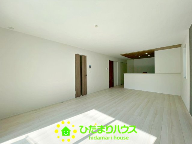 久喜市青葉５期　新築一戸建て　02　グラファーレデザインの居間・リビング
