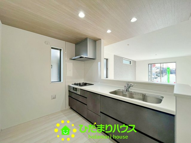 久喜市青葉５期　新築一戸建て　02　グラファーレデザインのキッチン
