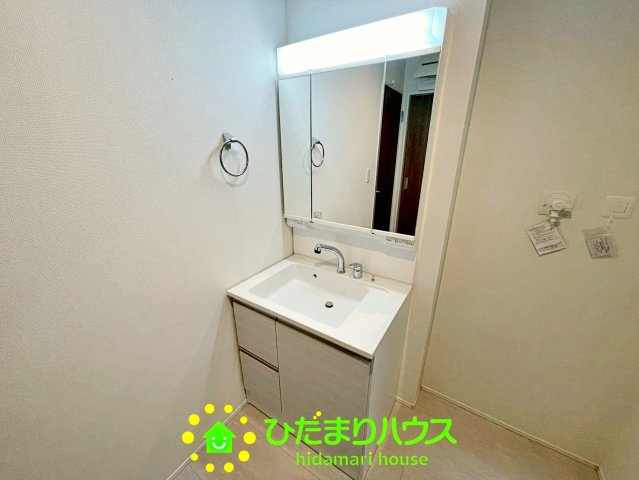 久喜市青葉５期　新築一戸建て　02　グラファーレデザインの独立洗面台