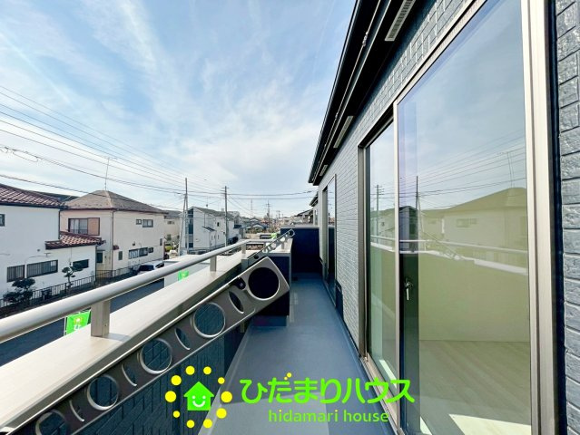 久喜市青葉５期　新築一戸建て　02　グラファーレデザインのバルコニー