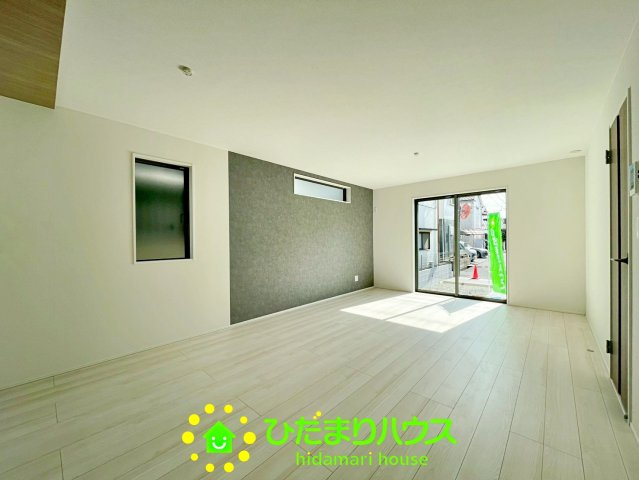 久喜市青葉５期　新築一戸建て　02　グラファーレデザインの居間・リビング