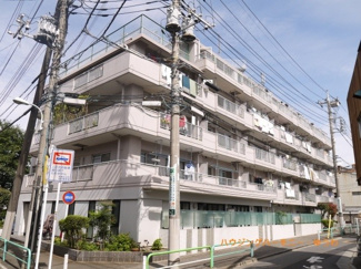 【外観】 | 陽光浴びる外観がシンプルな外観をより際立たせ、人々の記憶に存在感を植え付けます。