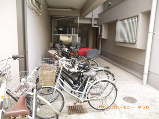 【その他共用部分】 | 屋根付きの駐輪場となっていますので、雨の日でも大切な自転車が濡れずに済みます。