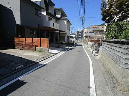 広島市東区山根町の前面道路含む現地写真