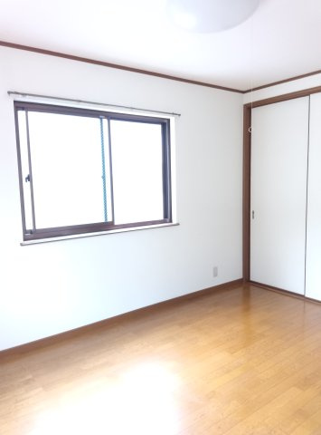 本山中町3丁目戸建の洋室
