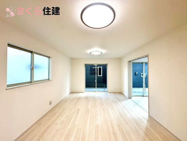 Heartful-Town 　中久保二丁目4363番　1号棟の居間・リビング|広々16帖LDLは南向きで日当たり良好。ゆったりとした時間の流れる開放的なくつろぎの空間