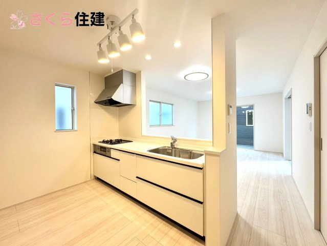 Heartful-Town 　中久保二丁目4363番　1号棟のキッチン|お子様と並んで料理をしても余裕のゆとりのキッチン。お子様と一緒に料理も叶いますよ♪