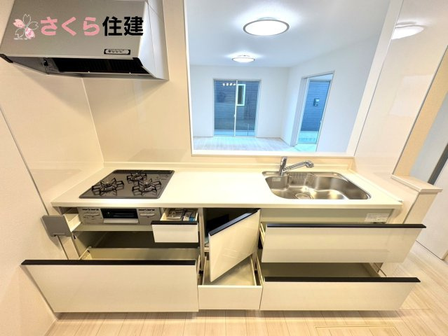 Heartful-Town 　中久保二丁目4363番　1号棟のキッチン|キッチン下収納は奥まで引き出せるので、大きく屈まなくても楽に必要なものがパッと取り出せます！
