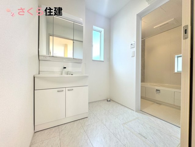 Heartful-Town 　中久保二丁目4363番　1号棟の独立洗面台|ゆとりある広さの洗面所。両サイド収納の洗面台で、二人ならんで同時の身支度もスムーズです