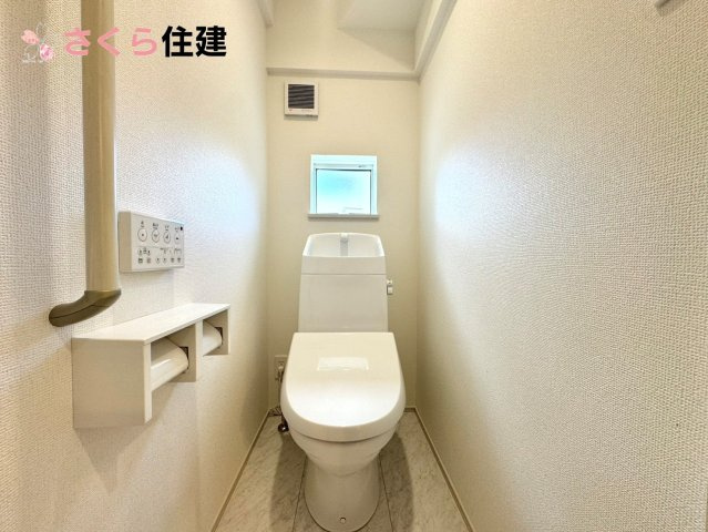 Heartful-Town 　中久保二丁目4363番　1号棟のトイレ|トイレは各階完備。夜、トイレに起きても、2階の寝室から1階のトイレに降りる必要はありません。