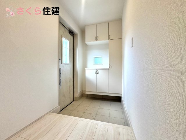 Heartful-Town 　中久保二丁目4363番　1号棟の玄関|玄関がいつも片づく大型シューズボックス。お子様の靴のサイズが大きくなっていっても安心の広々スペース！