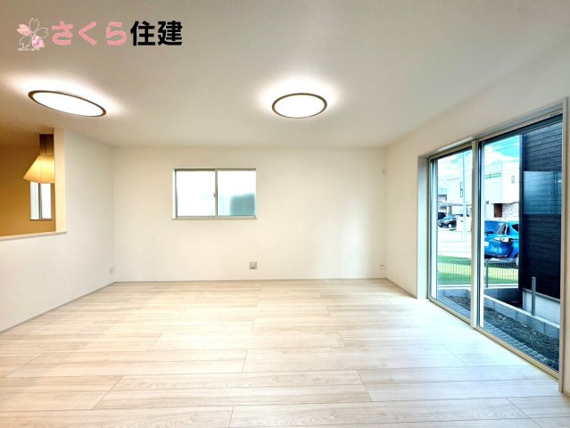 Heartful-Town 　中久保二丁目4363番　1号棟の居間・リビング|広々16帖LDLはゆったりとした時間の流れる開放的なくつろぎの空間。
