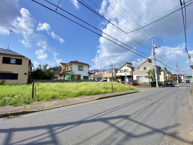 東村山市諏訪町1丁目 全2区画 Ａ区画の前面道路含む現地写真|北東側約4.0ｍ公道×南東側約8.0ｍ公道に面する全2区画です
広々した前面道路は開放感を与えてくれます