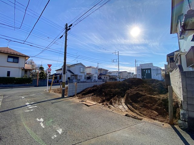 東村山市諏訪町1丁目 全2区画 Ａ区画の前面道路含む現地写真|北東側約4.0ｍ公道×南東側約8.0ｍ公道に面する全2区画です
広々した前面道路は開放感を与えてくれます