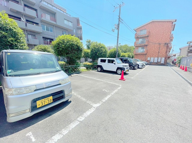 千成パークハイツアベの駐車場