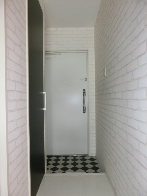 大阪市淀川区十三本町２丁目の賃貸マンションの玄関
