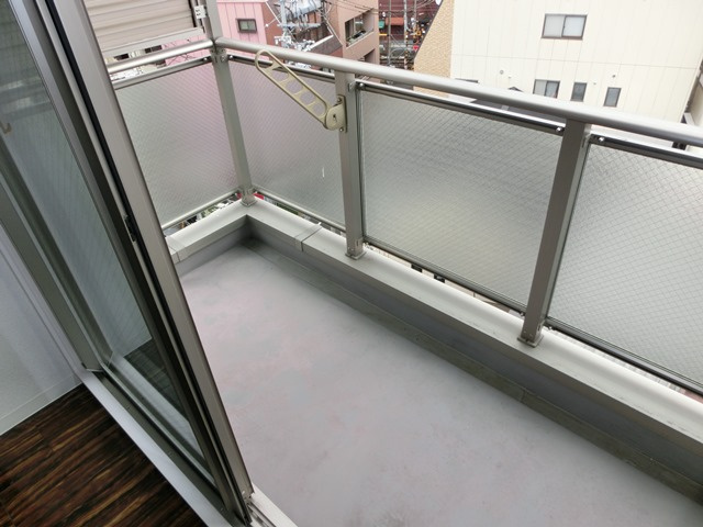 大阪市淀川区十三本町２丁目の賃貸マンションのバルコニー