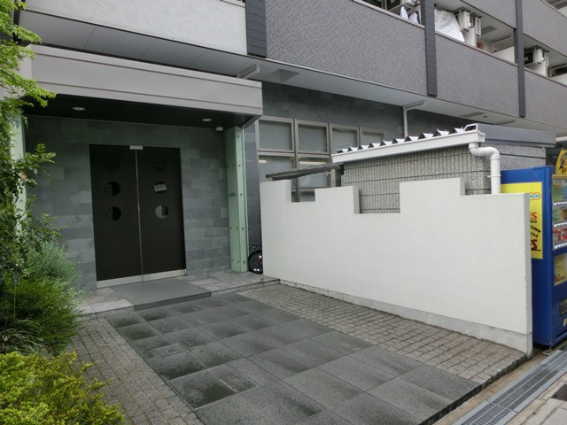 大阪市淀川区十三本町２丁目の賃貸マンションのエントランス