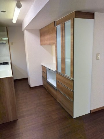 地下鉄『丸太町』駅まで徒歩６分☆三方角住戸で陽当たり良好☆堺町ジュエリーハイツのキッチン|カップボード