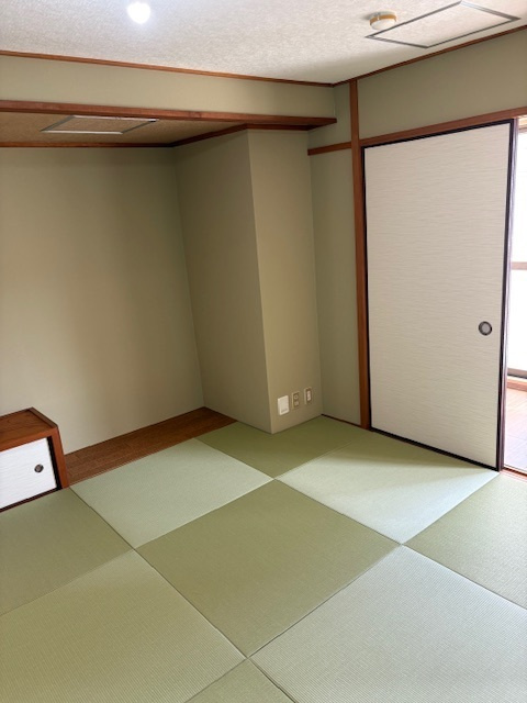 地下鉄『丸太町』駅まで徒歩６分☆三方角住戸で陽当たり良好☆堺町ジュエリーハイツの和室|和室
